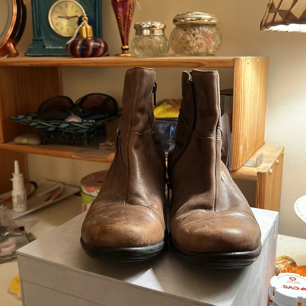 Clarks leather ankle boots, brown, size 6.5M - Picture 5 of 5